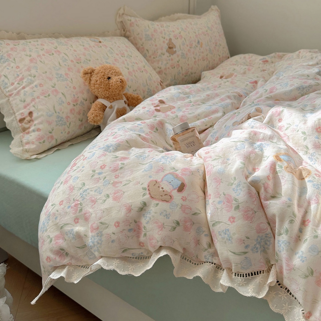 91家纺网 家纺一手货源 找家纺 瑞莱 2025新款全棉纯棉A类有氧双层纱镂空花边四件套 镂空-花园小狗