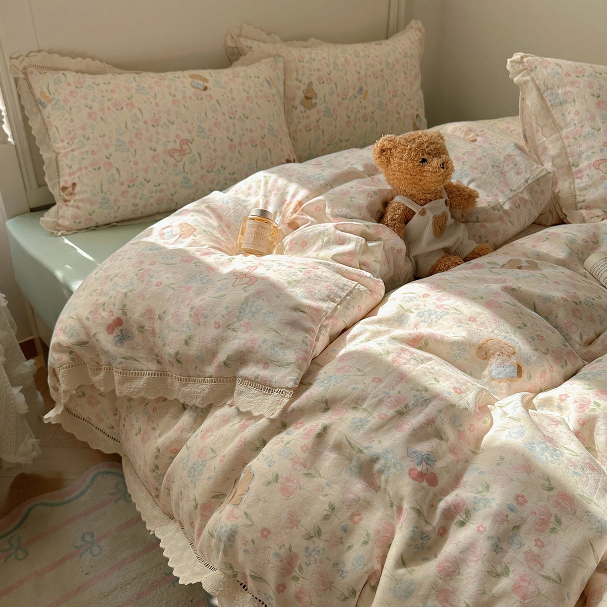 91家纺网 家纺一手货源 找家纺 瑞莱 2025新款全棉纯棉A类有氧双层纱镂空花边四件套 镂空-花园小狗