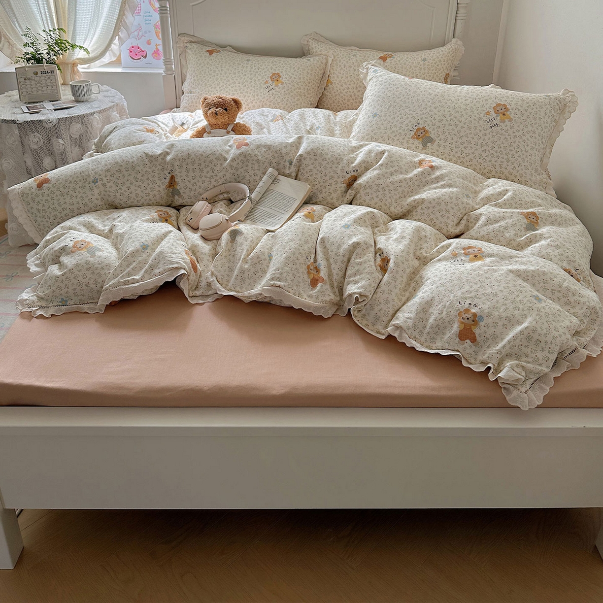 91家纺网 家纺一手货源 找家纺 瑞莱 2025新款全棉纯棉A类有氧双层纱镂空花边四件套 镂空-萌萌狮