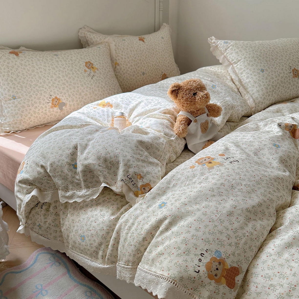 91家纺网 家纺一手货源 找家纺 瑞莱 2025新款全棉纯棉A类有氧双层纱镂空花边四件套 镂空-萌萌狮