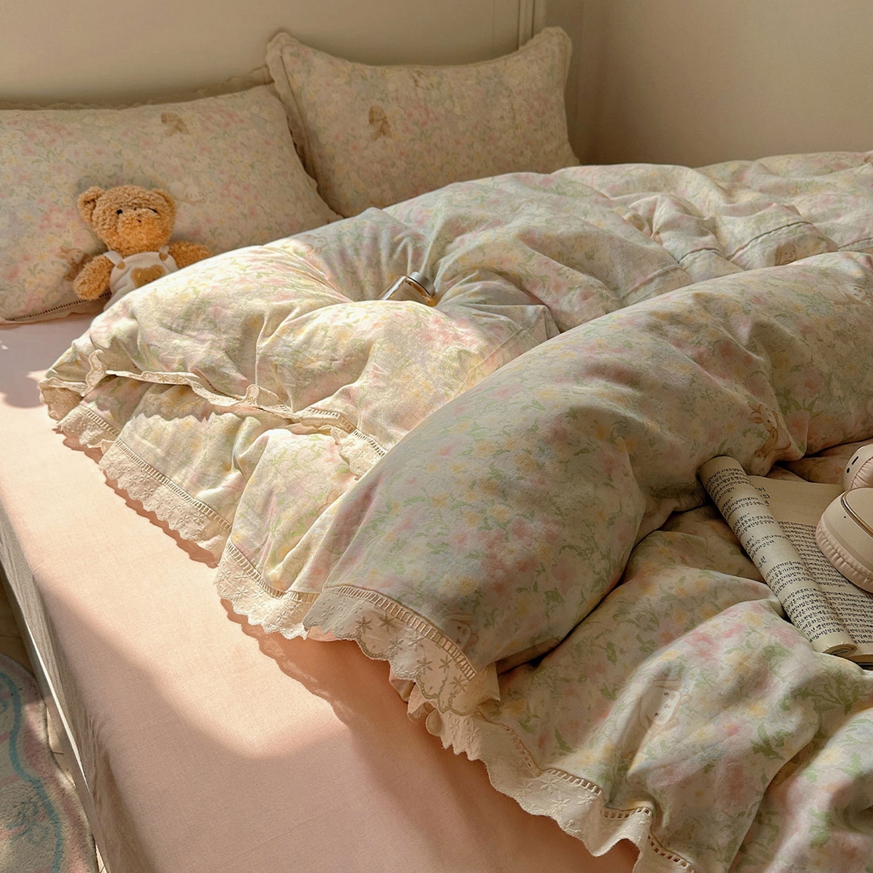 91家纺网 家纺一手货源 找家纺 瑞莱 2025新款全棉纯棉A类有氧双层纱镂空花边四件套 镂空-梦幻花园兔