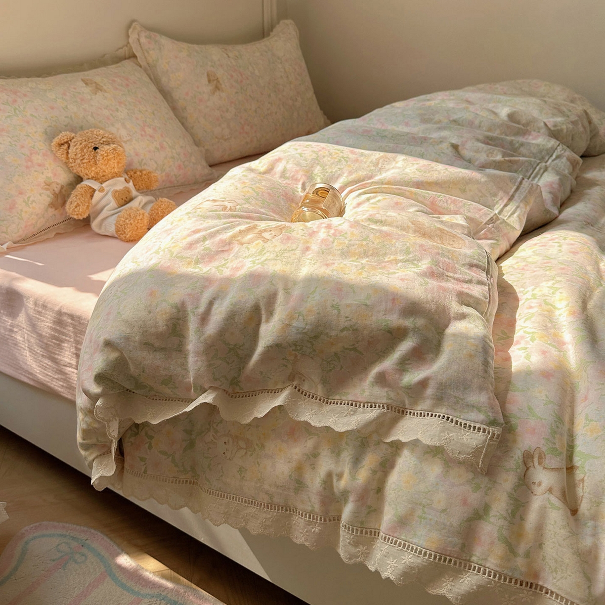 91家纺网 家纺一手货源 找家纺 瑞莱 2025新款全棉纯棉A类有氧双层纱镂空花边四件套 镂空-梦幻花园兔