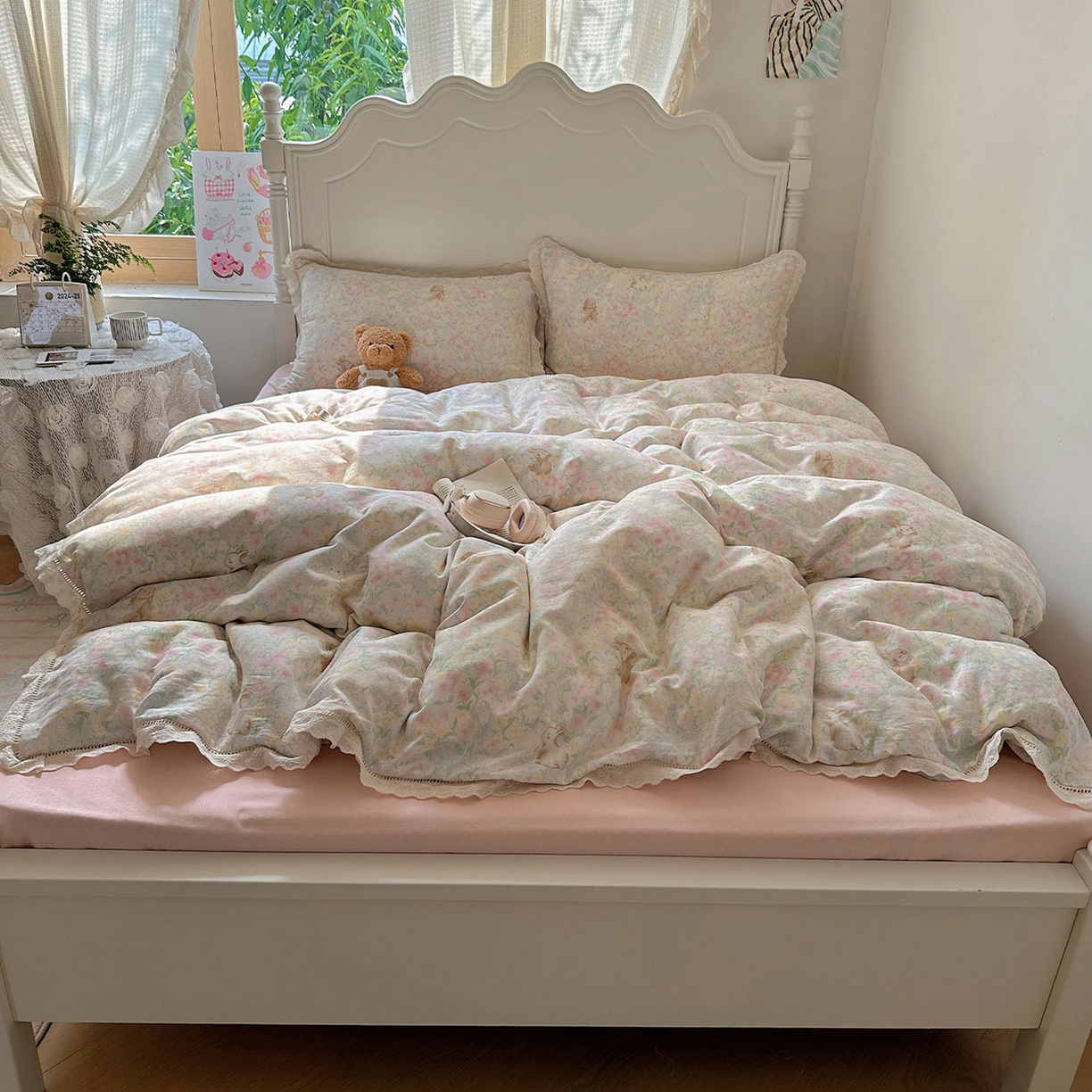 91家纺网 家纺一手货源 找家纺 瑞莱 2025新款全棉纯棉A类有氧双层纱镂空花边四件套 镂空-梦幻花园兔