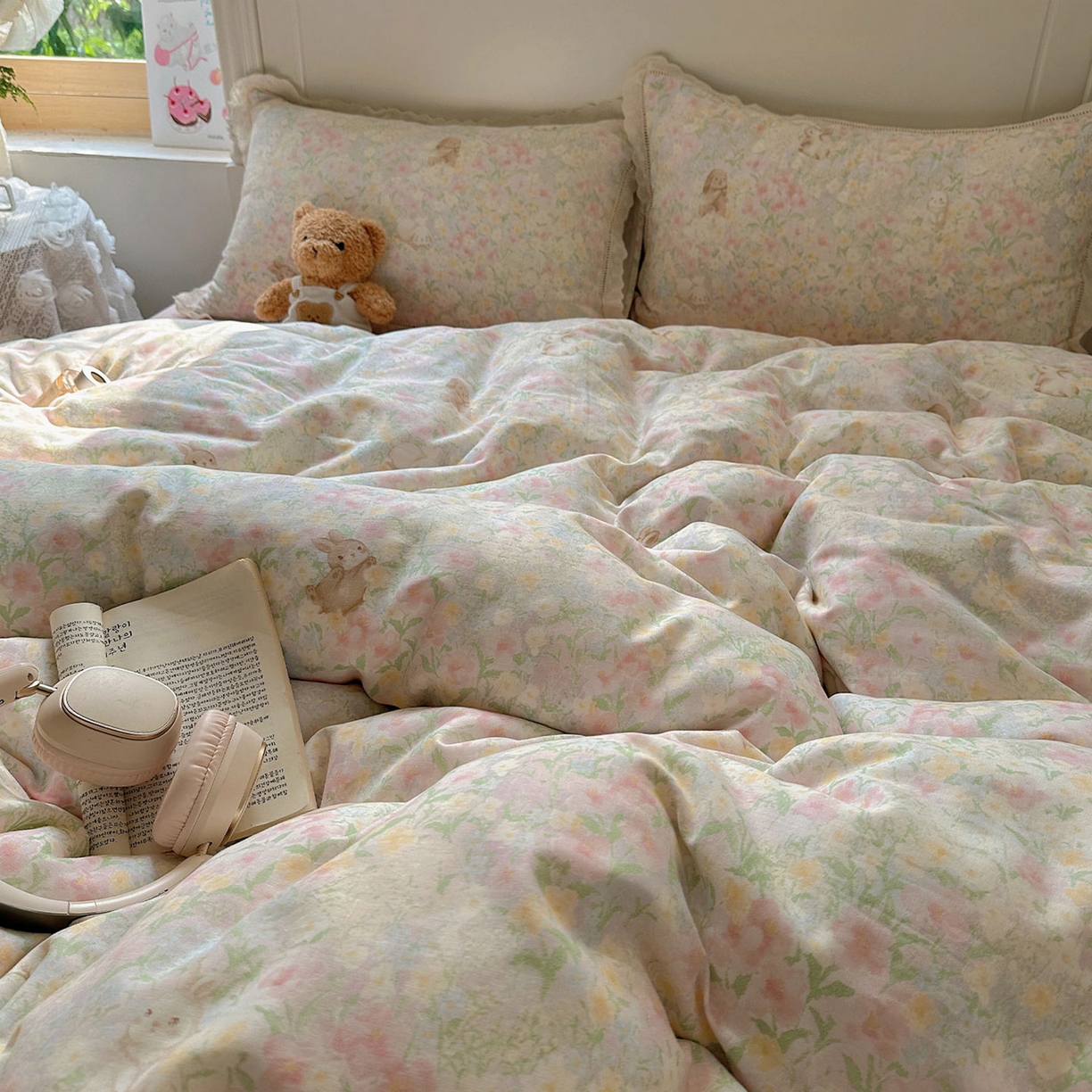 91家纺网 家纺一手货源 找家纺 瑞莱 2025新款全棉纯棉A类有氧双层纱镂空花边四件套 镂空-梦幻花园兔