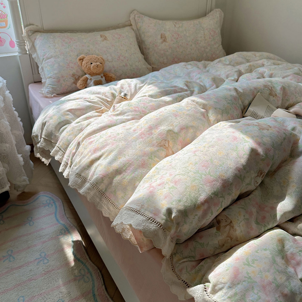 91家纺网 家纺一手货源 找家纺 瑞莱 2025新款全棉纯棉A类有氧双层纱镂空花边四件套 镂空-梦幻花园兔