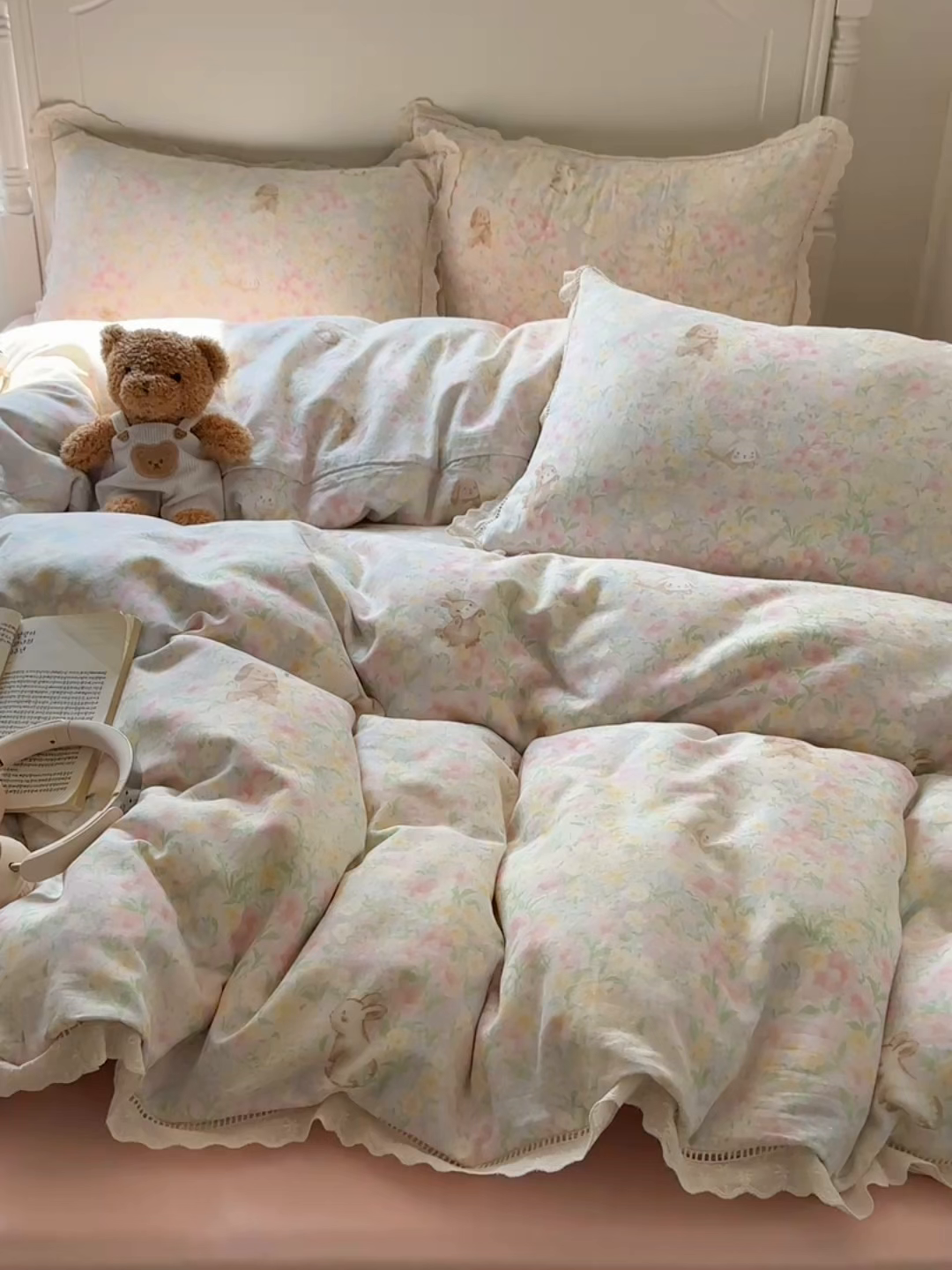 91家纺网 家纺一手货源 找家纺 瑞莱 2025新款全棉纯棉A类有氧双层纱镂空花边四件套 镂空-梦幻花园兔