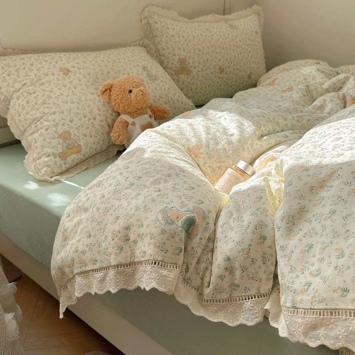 91家纺网 家纺一手货源 找家纺 瑞莱 2025新款全棉纯棉A类有氧双层纱镂空花边四件套 镂空-熊孩子