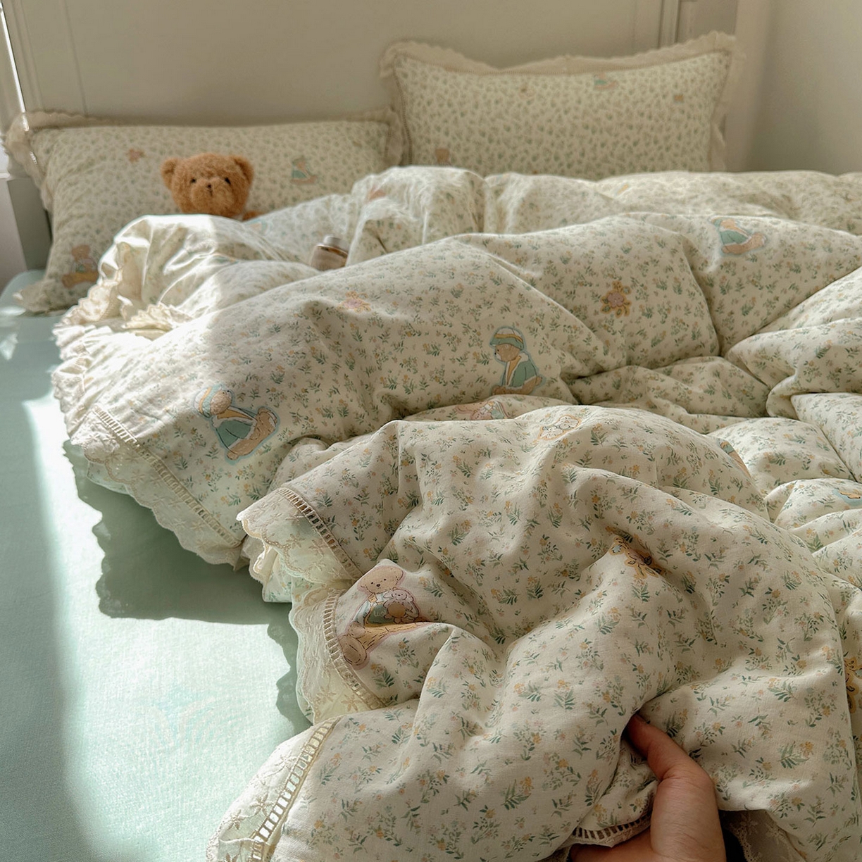 91家纺网 家纺一手货源 找家纺 瑞莱 2025新款全棉纯棉A类有氧双层纱镂空花边四件套 镂空-熊孩子