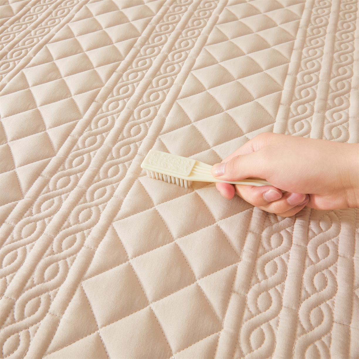 91家纺网 家纺一手货源 找家纺 雯豆家纺 2025新款梵可A类夹棉防水床笠三件套水洗棉磨毛床单保护套 梵可-奶咖