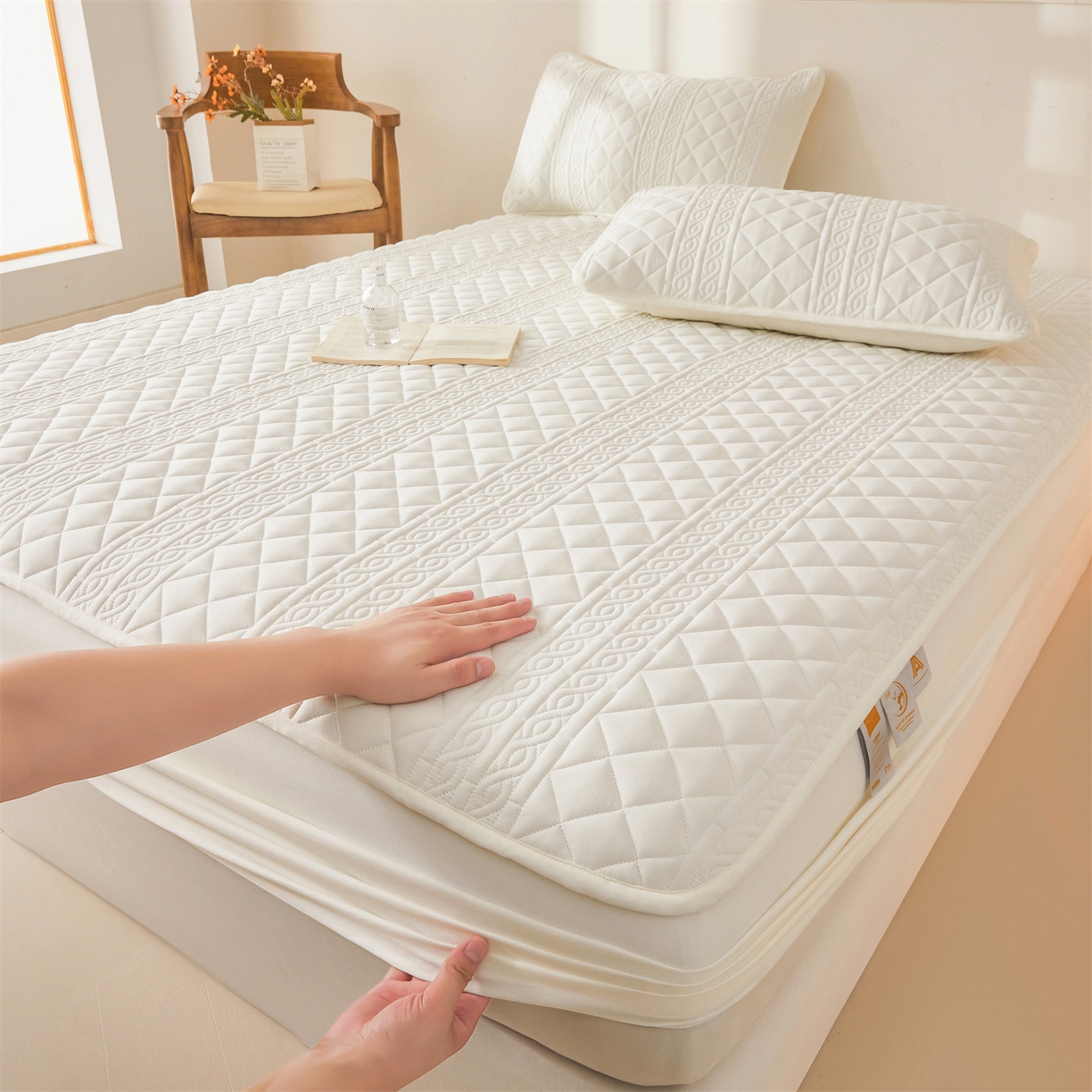 91家纺网 家纺一手货源 找家纺 雯豆家纺 2025新款梵可A类夹棉防水床笠三件套水洗棉磨毛床单保护套 梵可-月光白