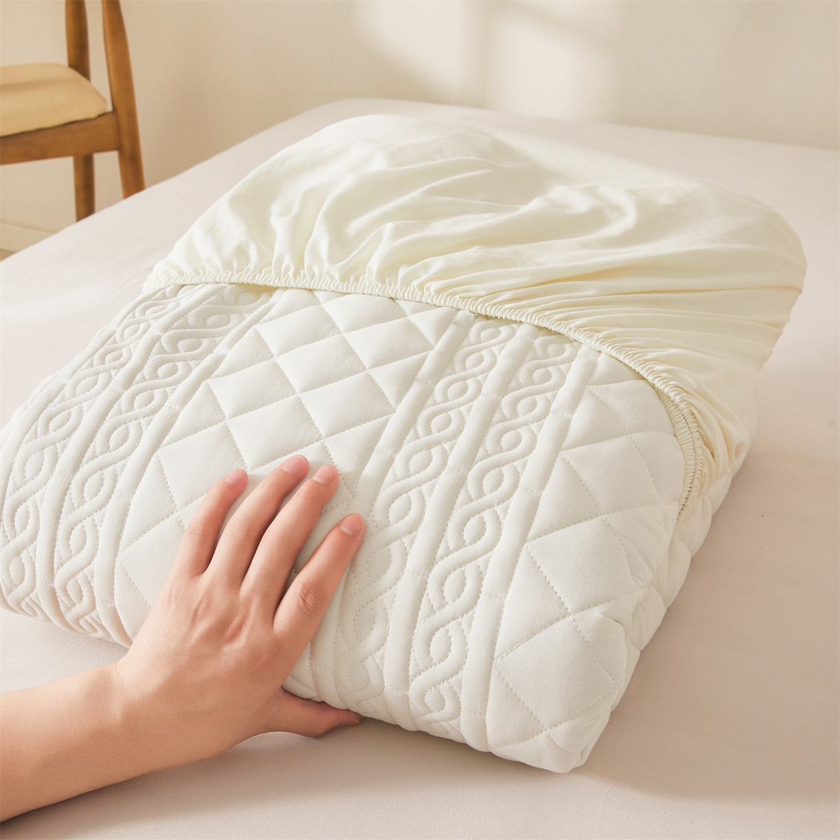 91家纺网 家纺一手货源 找家纺 雯豆家纺 2025新款梵可A类夹棉防水床笠三件套水洗棉磨毛床单保护套 梵可-月光白