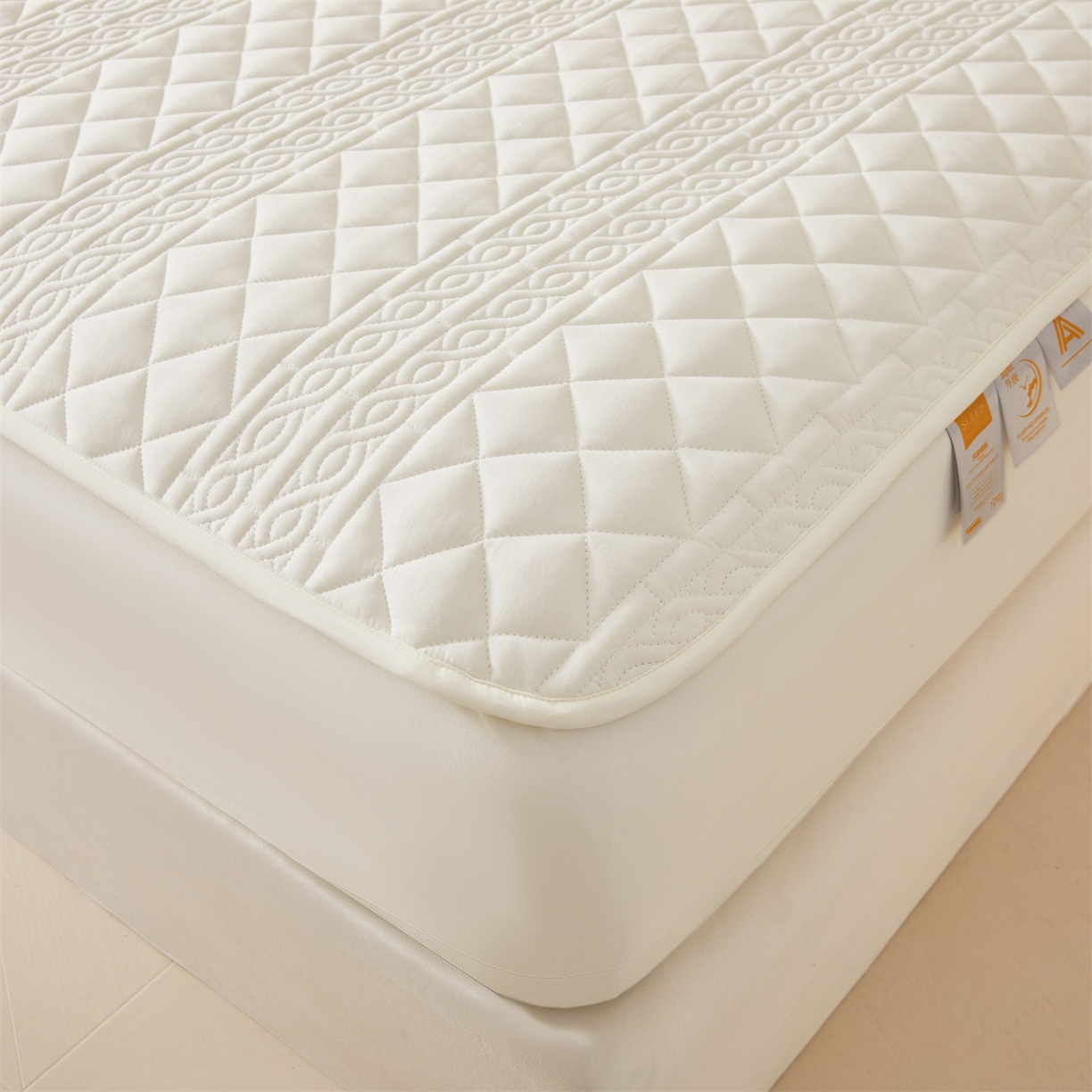 91家纺网 家纺一手货源 找家纺 雯豆家纺 2025新款梵可A类夹棉防水床笠三件套水洗棉磨毛床单保护套 梵可-月光白