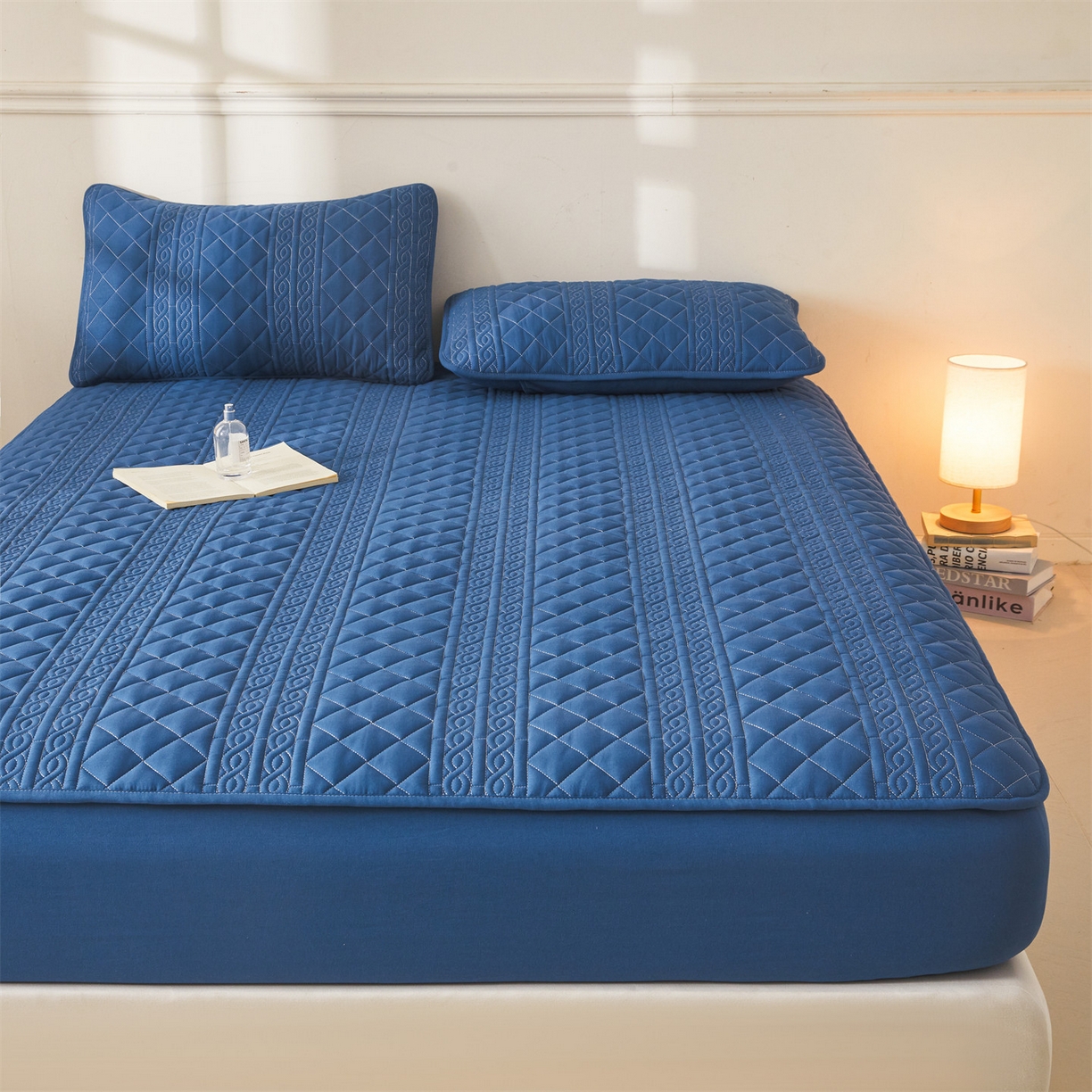 91家纺网 家纺一手货源 找家纺 雯豆家纺 2025新款梵可A类夹棉防水床笠三件套水洗棉磨毛床单保护套 梵可-黛蓝