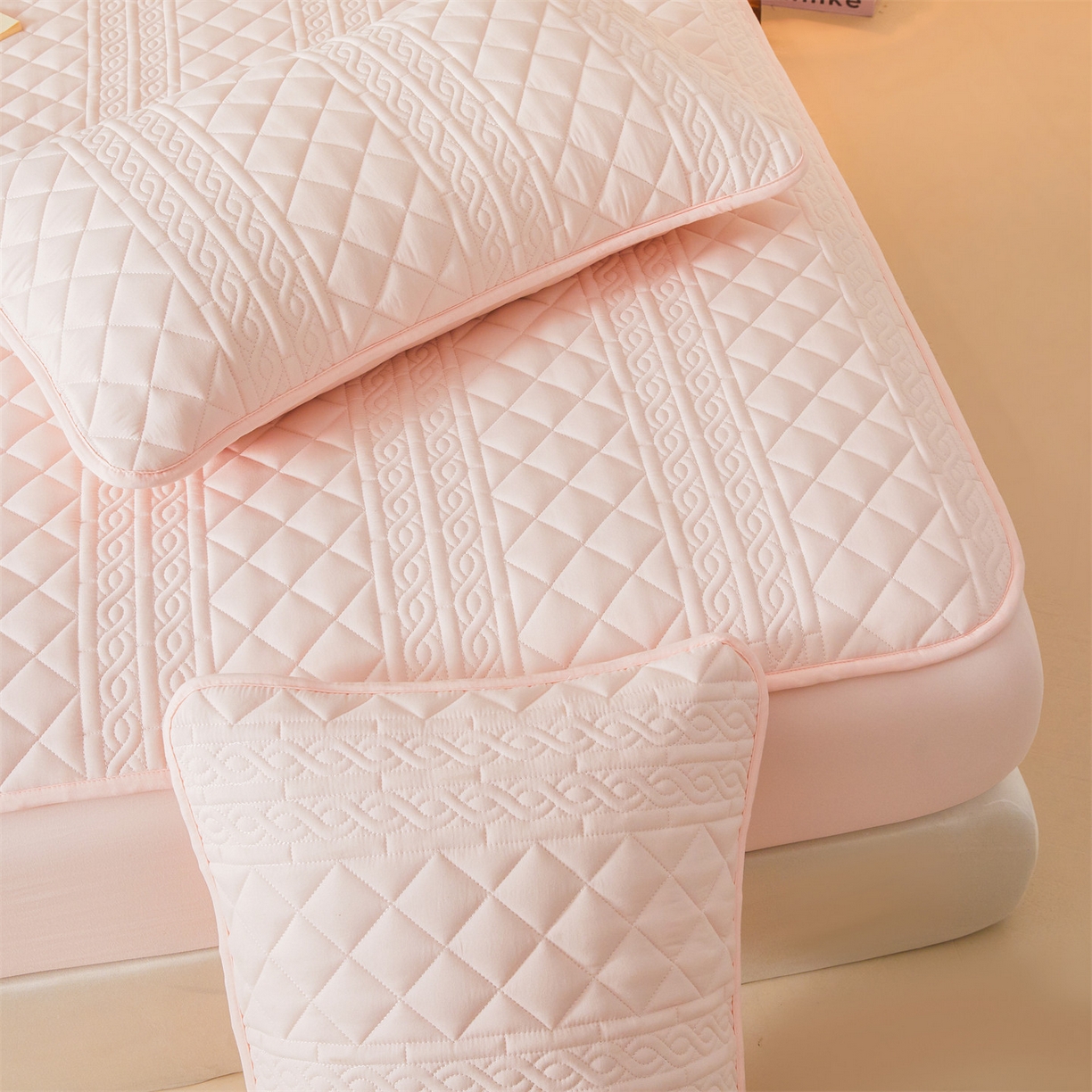 91家纺网 家纺一手货源 找家纺 雯豆家纺 2025新款梵可A类夹棉防水床笠三件套水洗棉磨毛床单保护套 梵可-密合粉