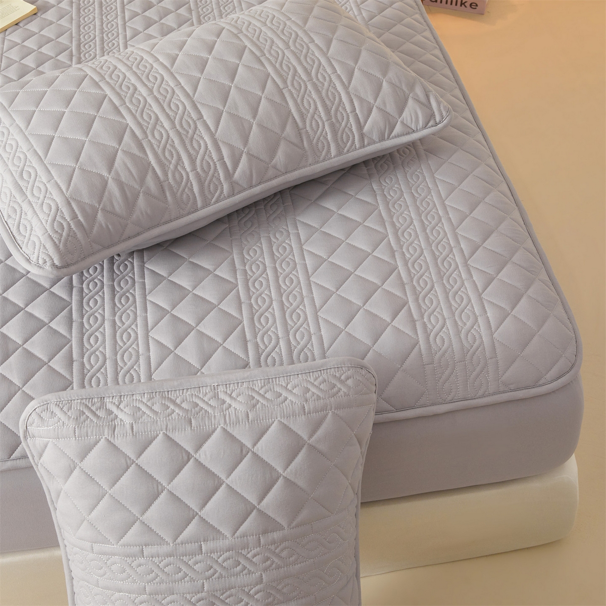 91家纺网 家纺一手货源 找家纺 雯豆家纺 2025新款梵可A类夹棉防水床笠三件套水洗棉磨毛床单保护套 梵可-暮云灰