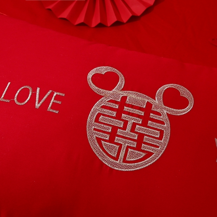 91家纺网 家纺一手货源 找家纺 珍贝家纺 2025新款婚庆枕大红枕芯结婚专用枕头枕芯 米奇love you 48x74cm/对