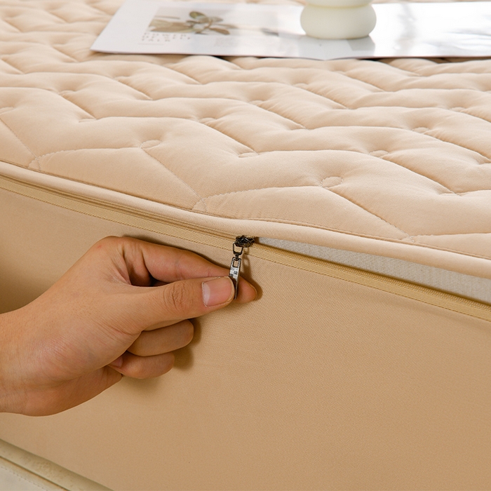 91家纺网 家纺一手货源 找家纺 衿成家纺 2025新款磨毛夹棉全包防水床笠 六面防水卡其