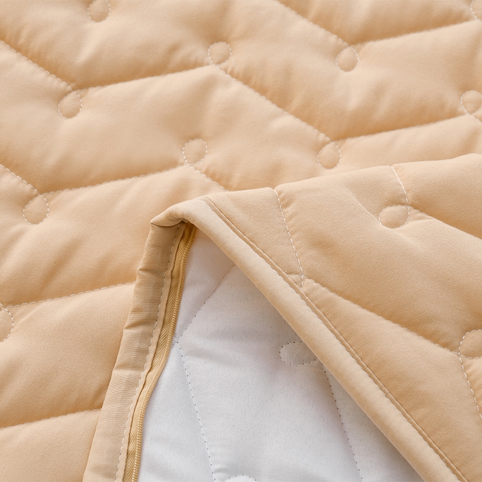 91家纺网 家纺一手货源 找家纺 衿成家纺 2025新款磨毛夹棉全包防水床笠 六面防水卡其