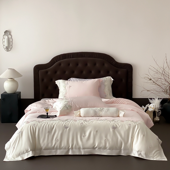 91家纺网 家纺一手货源 找家纺 佳汐蓝家纺 2025春夏新款铃兰花颂 百支贡缎 四件套 铃兰花颂·奶芙粉