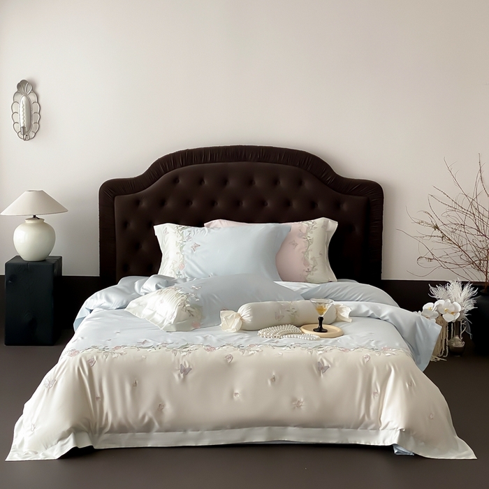 91家纺网 家纺一手货源 找家纺 佳汐蓝家纺 2025春夏新款铃兰花颂 百支贡缎 四件套 铃兰花颂·奶芙蓝