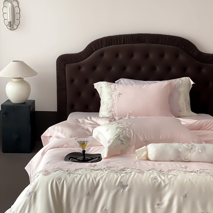 91家纺网 家纺一手货源 找家纺 佳汐蓝家纺 2025春夏新款铃兰花颂 百支贡缎 四件套 铃兰花颂·奶芙粉