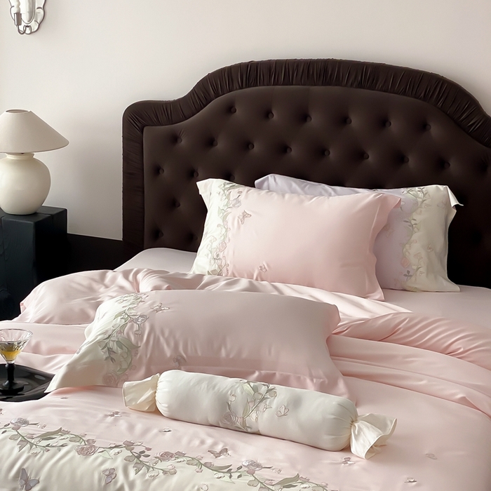 91家纺网 家纺一手货源 找家纺 佳汐蓝家纺 2025春夏新款铃兰花颂 百支贡缎 四件套 铃兰花颂·奶芙粉