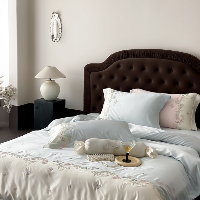 91家纺网 家纺一手货源 找家纺 佳汐蓝家纺 2025春夏新款铃兰花颂 百支贡缎 四件套 铃兰花颂·奶芙蓝