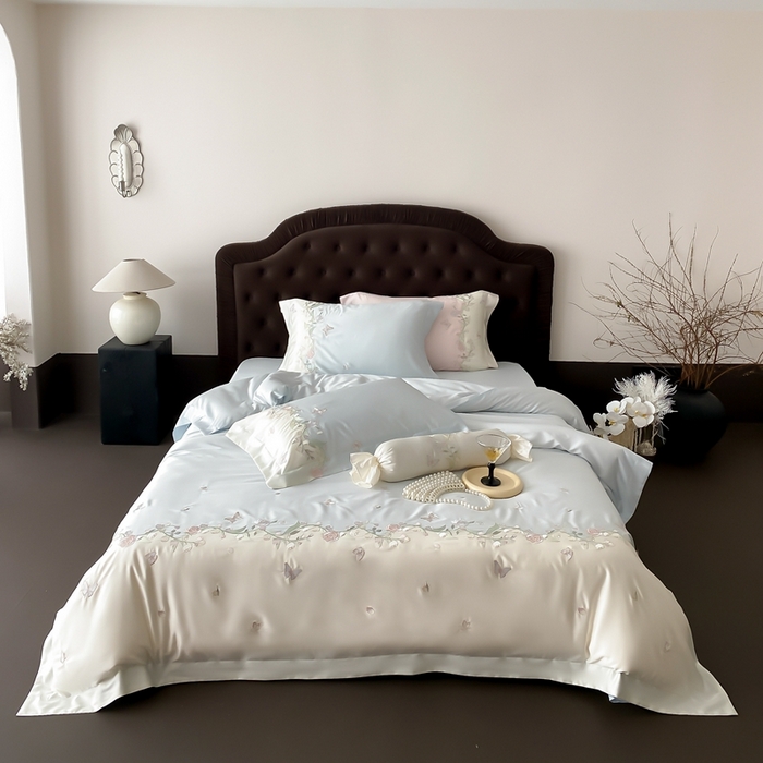 91家纺网 家纺一手货源 找家纺 佳汐蓝家纺 2025春夏新款铃兰花颂 百支贡缎 四件套 铃兰花颂·奶芙蓝