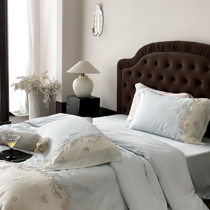 91家纺网 家纺一手货源 找家纺 佳汐蓝家纺 2025春夏新款铃兰花颂 百支贡缎 四件套 铃兰花颂·奶芙蓝