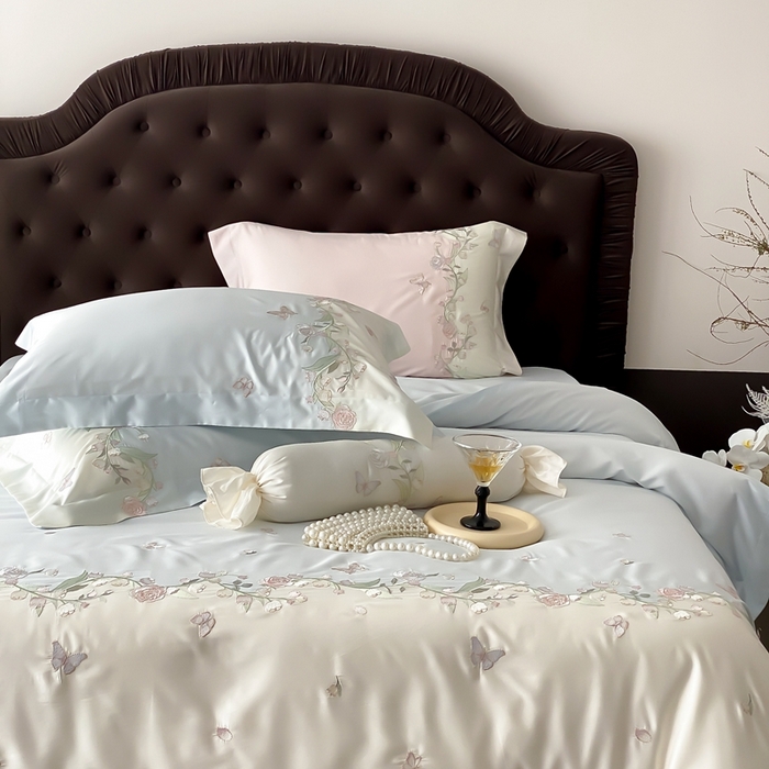 91家纺网 家纺一手货源 找家纺 佳汐蓝家纺 2025春夏新款铃兰花颂 百支贡缎 四件套 铃兰花颂·奶芙蓝