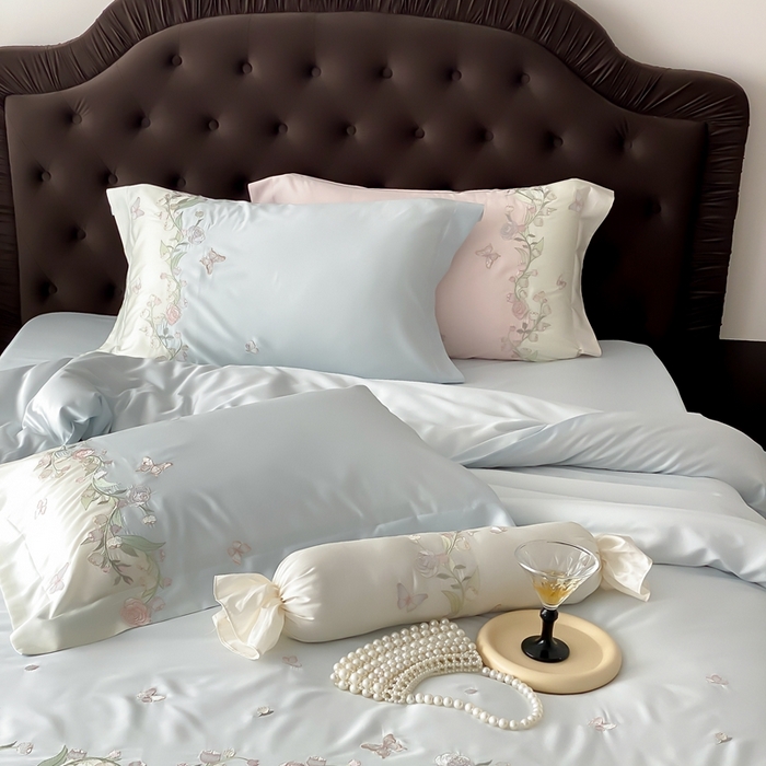 91家纺网 家纺一手货源 找家纺 佳汐蓝家纺 2025春夏新款铃兰花颂 百支贡缎 四件套 铃兰花颂·奶芙蓝