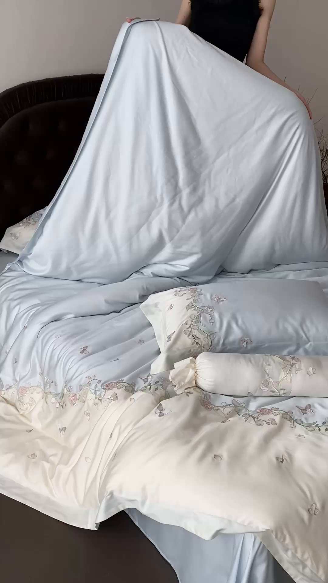 91家纺网 家纺一手货源 找家纺 佳汐蓝家纺 2025春夏新款铃兰花颂 百支贡缎 四件套 铃兰花颂·奶芙蓝