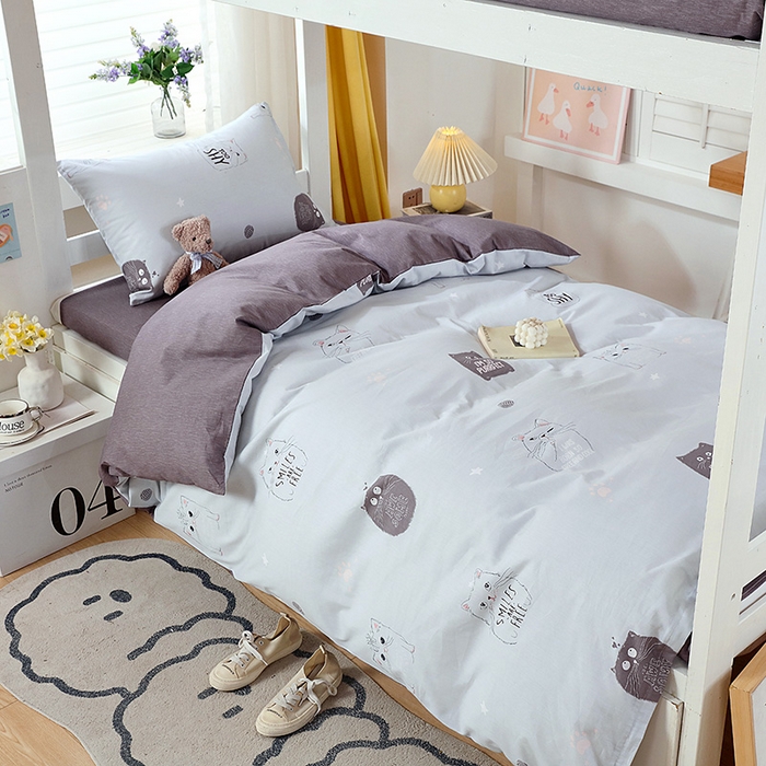 91家纺网 家纺一手货源 找家纺 悦织湾家纺 2025新款13372全棉纯棉印花学生三件套正宗高密度活性环保印染上下铺三件套 哈基米-灰