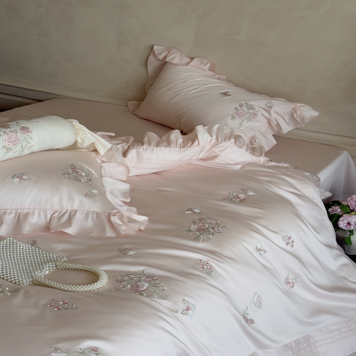 91家纺网 家纺一手货源 找家纺 MIU缪家居 2025新款亲肤舒适100支全棉纯棉四件套-花溪 花溪-粉色