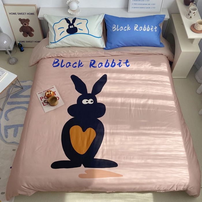 91家纺网 家纺一手货源 找家纺 柚可家居 2024定版数码印花卡通40全棉四件套 布莱克兔