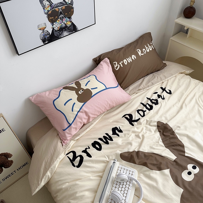 91家纺网 家纺一手货源 找家纺 柚可家居 2024定版数码印花卡通40全棉四件套 布朗兔