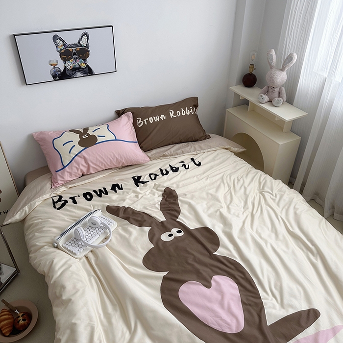 91家纺网 家纺一手货源 找家纺 柚可家居 2024定版数码印花卡通40全棉四件套 布朗兔