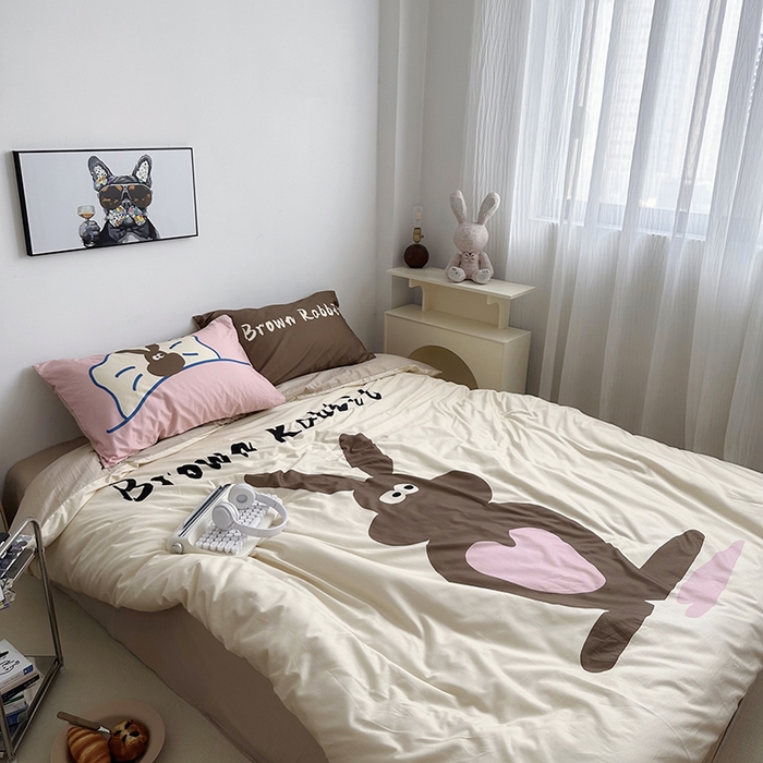 91家纺网 家纺一手货源 找家纺 柚可家居 2024定版数码印花卡通40全棉四件套 布朗兔