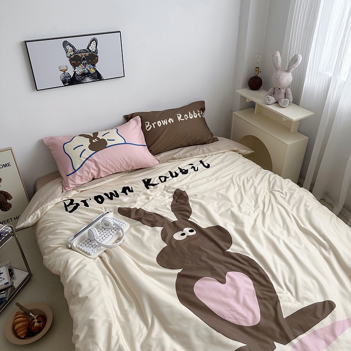 91家纺网 家纺一手货源 找家纺 柚可家居 2024定版数码印花卡通40全棉四件套 布朗兔