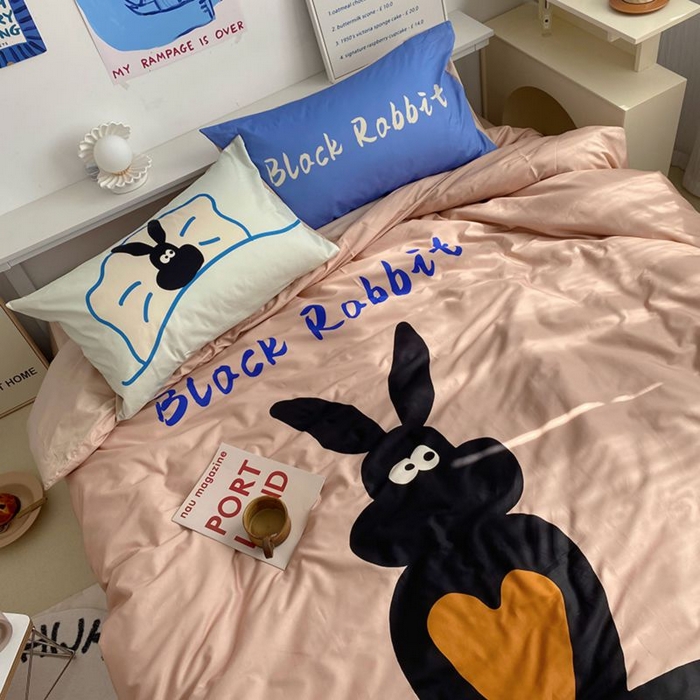 91家纺网 家纺一手货源 找家纺 柚可家居 2024定版数码印花卡通40全棉四件套 布莱克兔