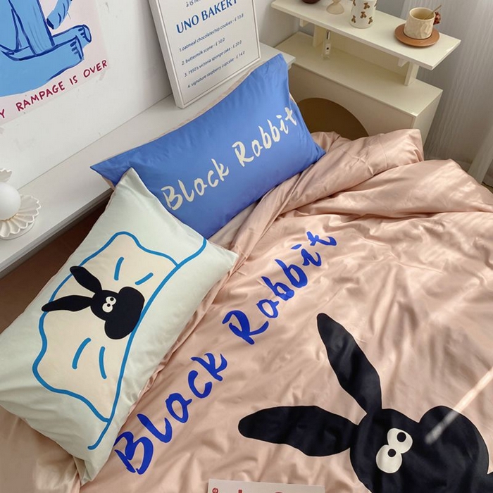 91家纺网 家纺一手货源 找家纺 柚可家居 2024定版数码印花卡通40全棉四件套 布莱克兔