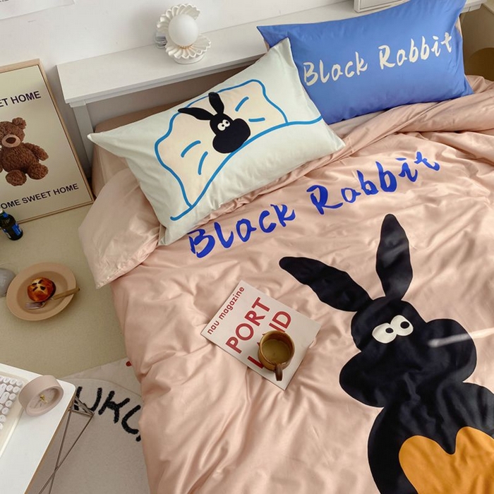 91家纺网 家纺一手货源 找家纺 柚可家居 2024定版数码印花卡通40全棉四件套 布莱克兔