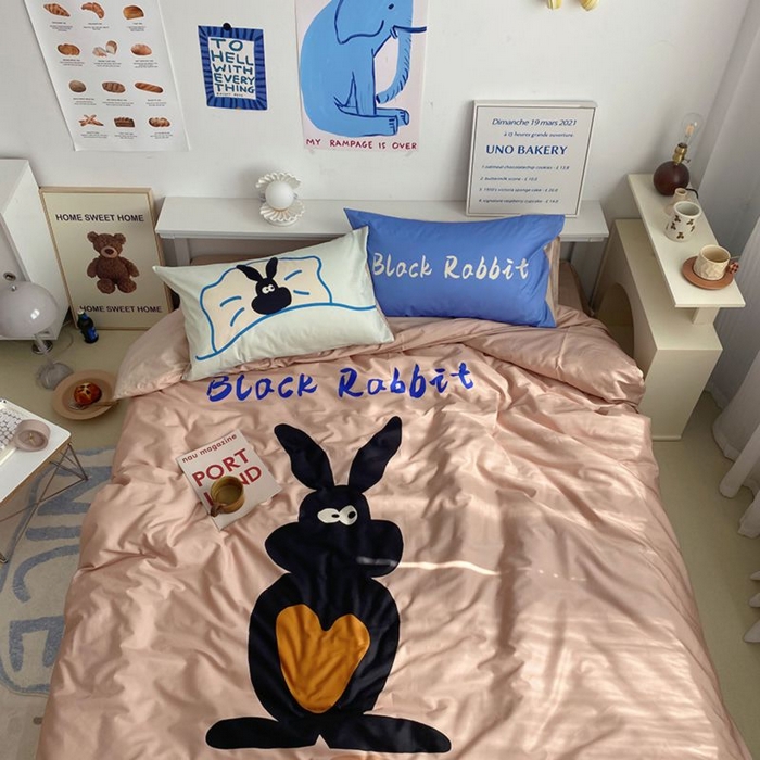 91家纺网 家纺一手货源 找家纺 柚可家居 2024定版数码印花卡通40全棉四件套 布莱克兔