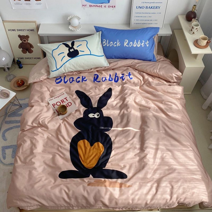 91家纺网 家纺一手货源 找家纺 柚可家居 2024定版数码印花卡通40全棉四件套 布莱克兔