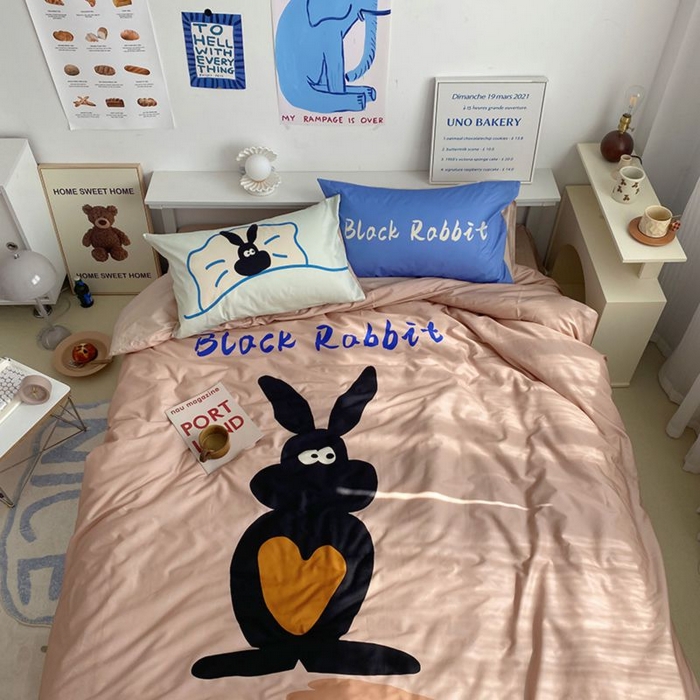 91家纺网 家纺一手货源 找家纺 柚可家居 2024定版数码印花卡通40全棉四件套 布莱克兔