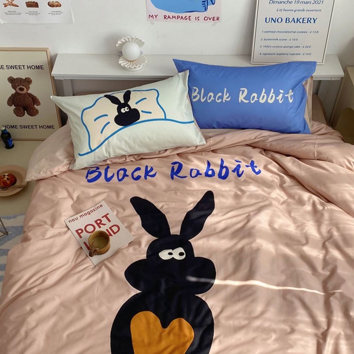 91家纺网 家纺一手货源 找家纺 柚可家居 2024定版数码印花卡通40全棉四件套 布莱克兔