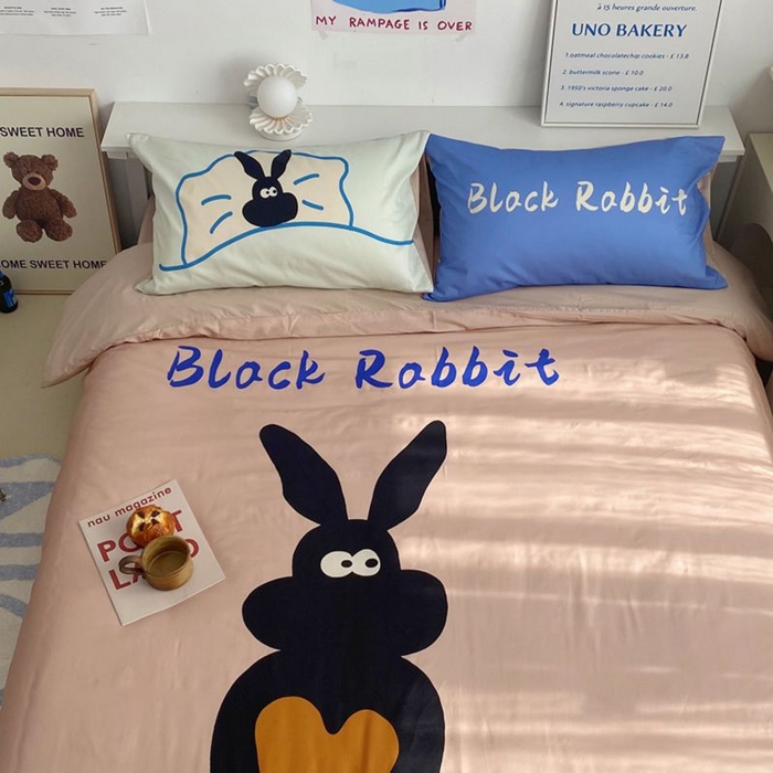 91家纺网 家纺一手货源 找家纺 柚可家居 2024定版数码印花卡通40全棉四件套 布莱克兔