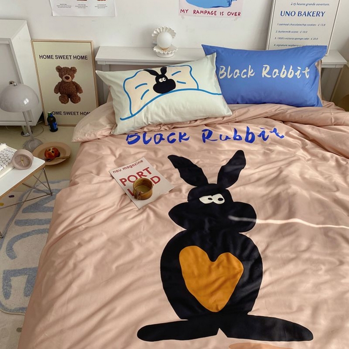 91家纺网 家纺一手货源 找家纺 柚可家居 2024定版数码印花卡通40全棉四件套 布莱克兔