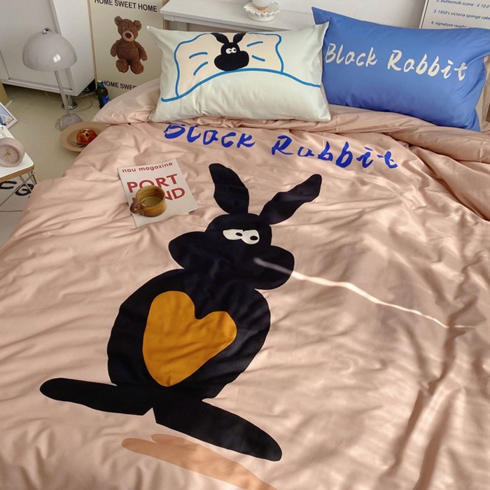 91家纺网 家纺一手货源 找家纺 柚可家居 2024定版数码印花卡通40全棉四件套 布莱克兔