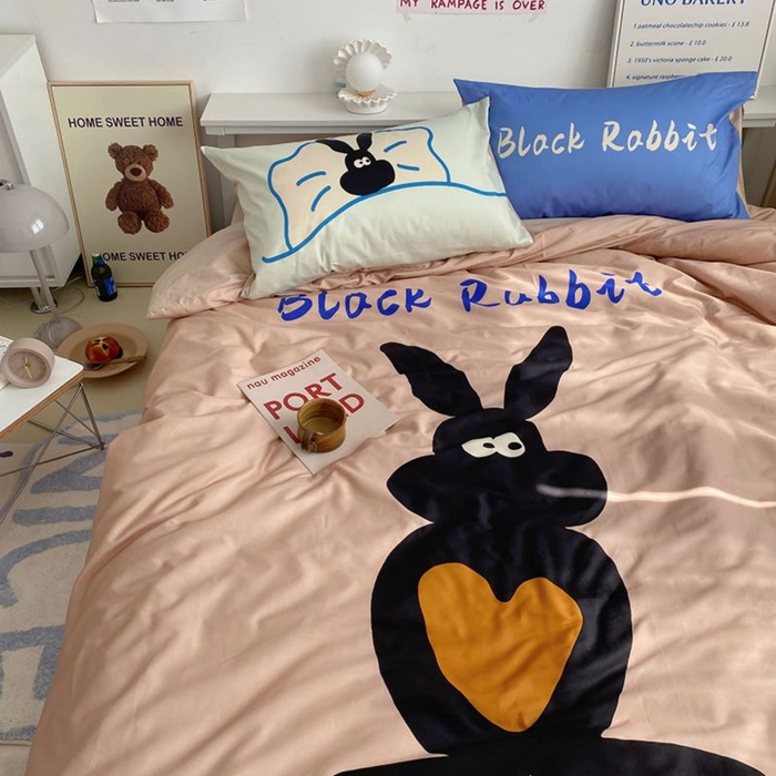 91家纺网 家纺一手货源 找家纺 柚可家居 2024定版数码印花卡通40全棉四件套 布莱克兔